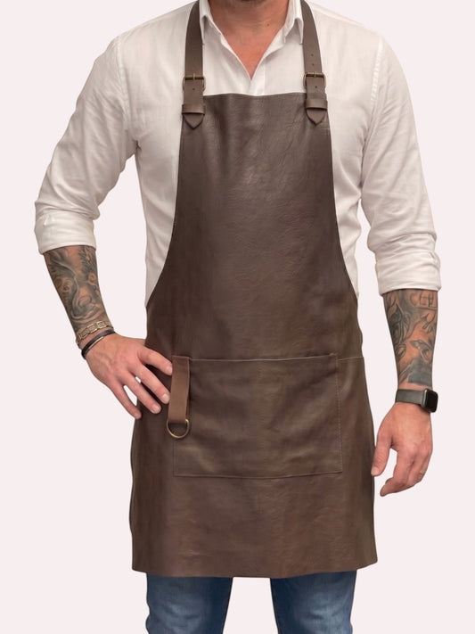 ServedBy Leather Buffel Classic leren schort met verstelbare riemen en opbergzak. Bruin, unisex.